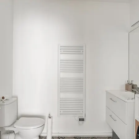 Bel Avec Balcon à 100m De La Mer à La Rochelle - Welkeys *